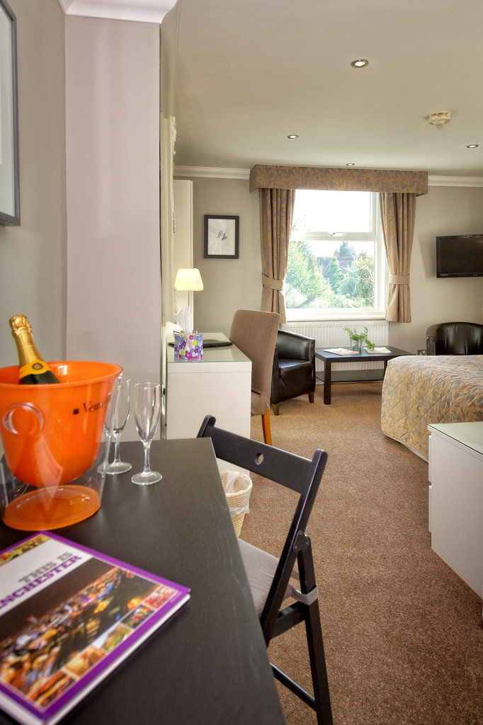 Cheshire Hospitality Ltd T\/A Lennox Lea Studios & Apartments Сейл Екстер'єр фото
