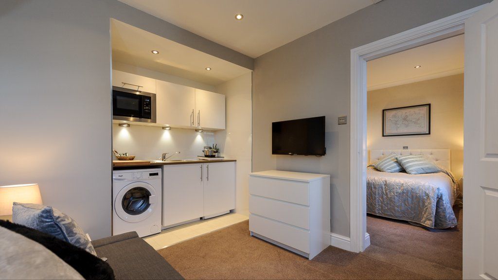 Cheshire Hospitality Ltd T\/A Lennox Lea Studios & Apartments Сейл Екстер'єр фото