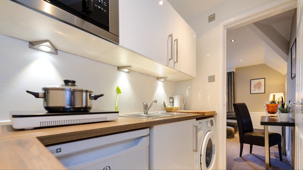 Cheshire Hospitality Ltd T\/A Lennox Lea Studios & Apartments Сейл Екстер'єр фото