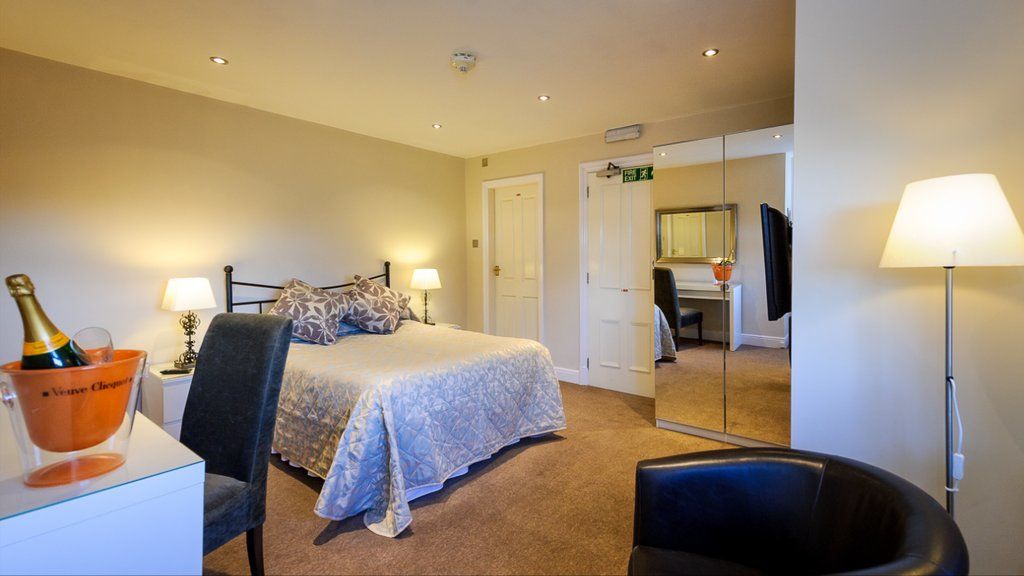 Cheshire Hospitality Ltd T\/A Lennox Lea Studios & Apartments Сейл Екстер'єр фото